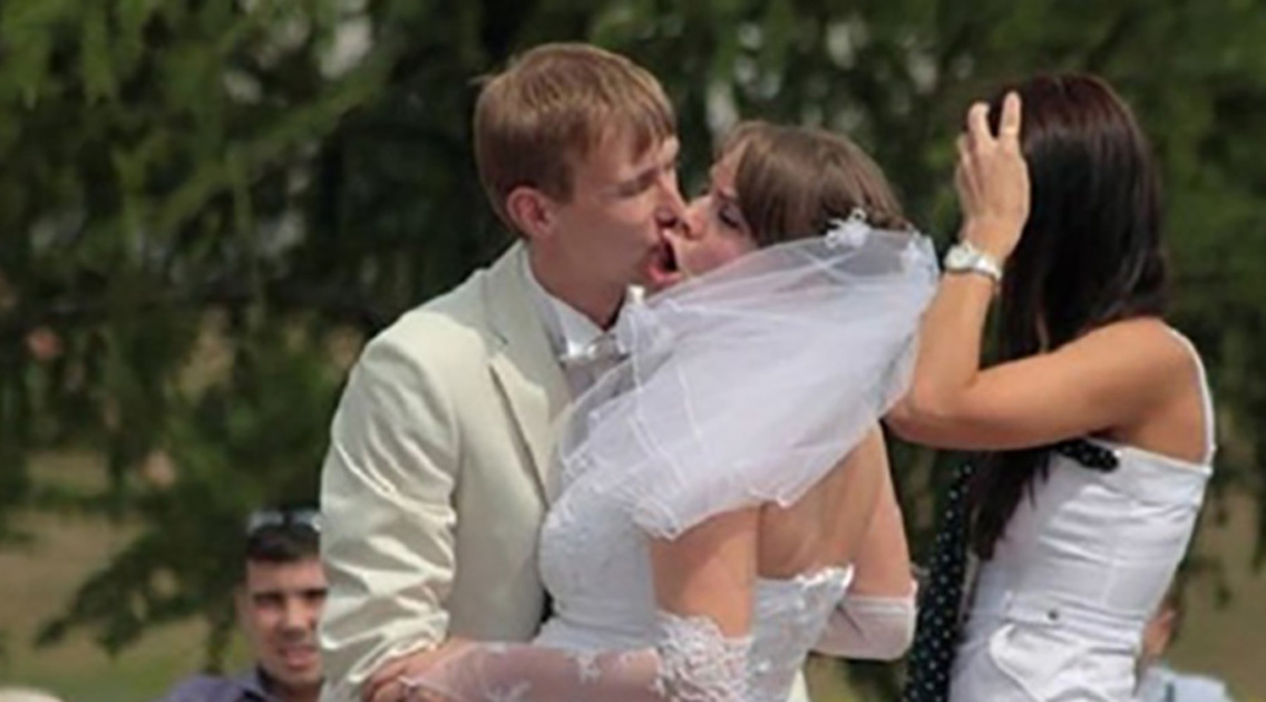 De 10 meest ongemakkelijke bruiloft kussen ooit